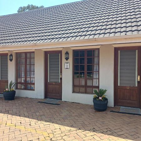 Or Tambo Guest House Kempton Park Bagian luar foto