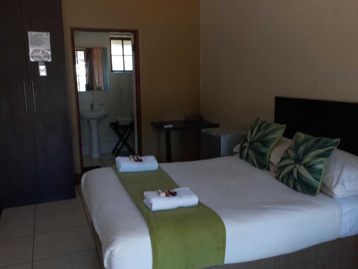 Or Tambo Guest House Kempton Park Bagian luar foto