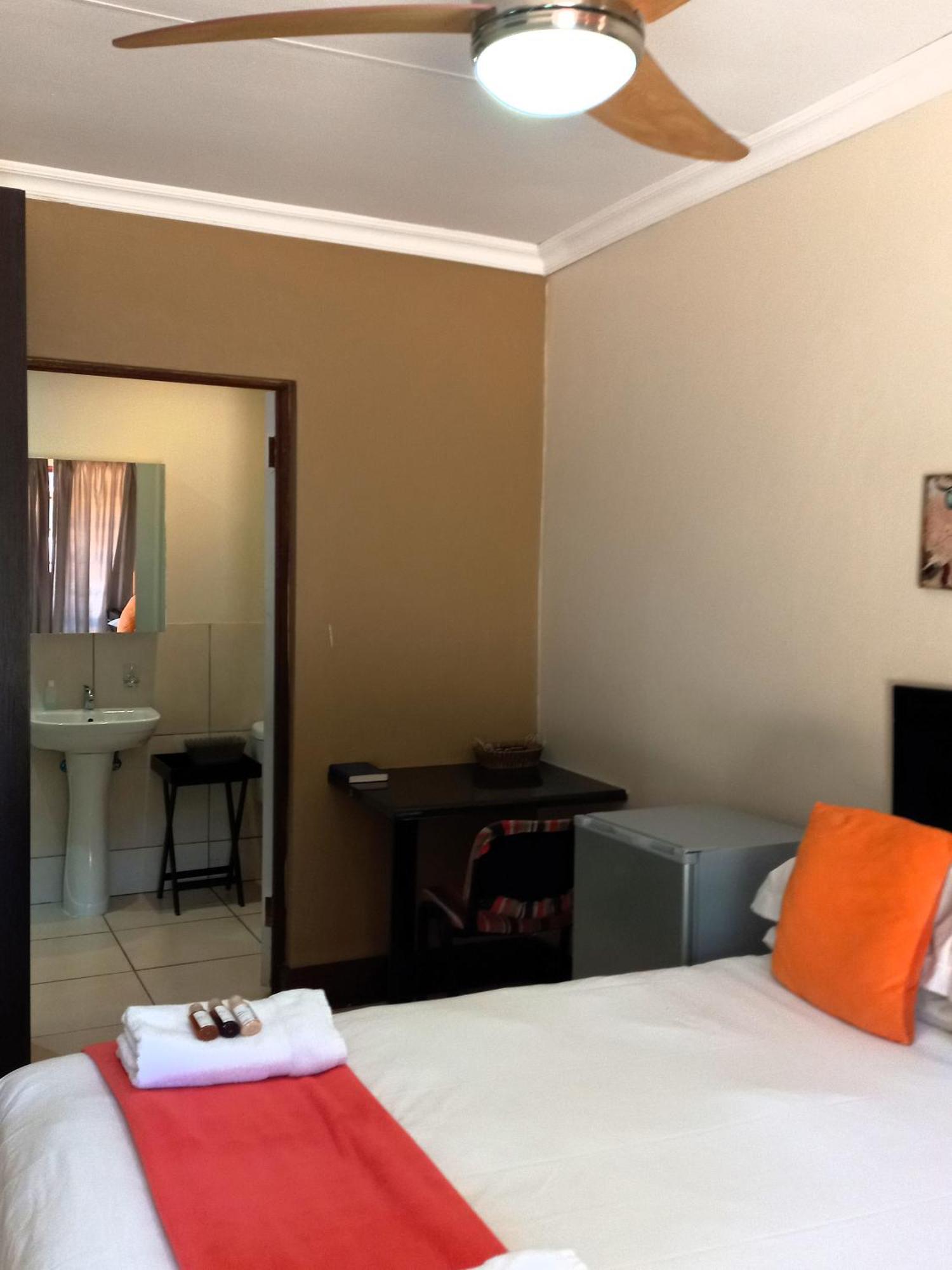 Or Tambo Guest House Kempton Park Bagian luar foto