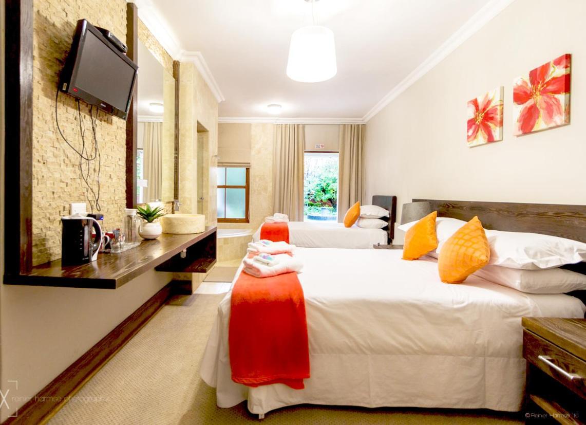 Or Tambo Guest House Kempton Park Bagian luar foto