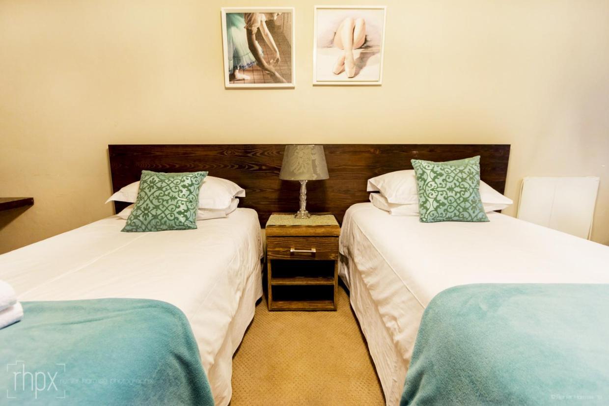 Or Tambo Guest House Kempton Park Bagian luar foto