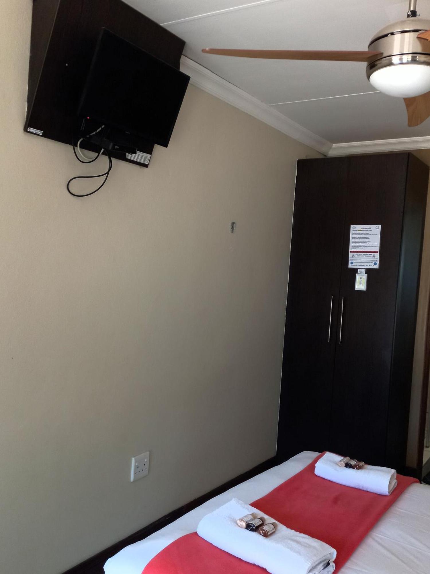 Or Tambo Guest House Kempton Park Bagian luar foto
