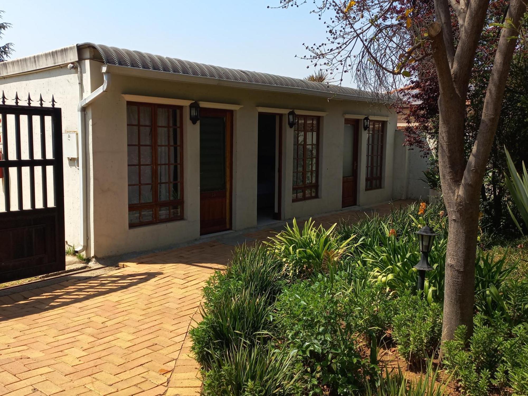 Or Tambo Guest House Kempton Park Bagian luar foto