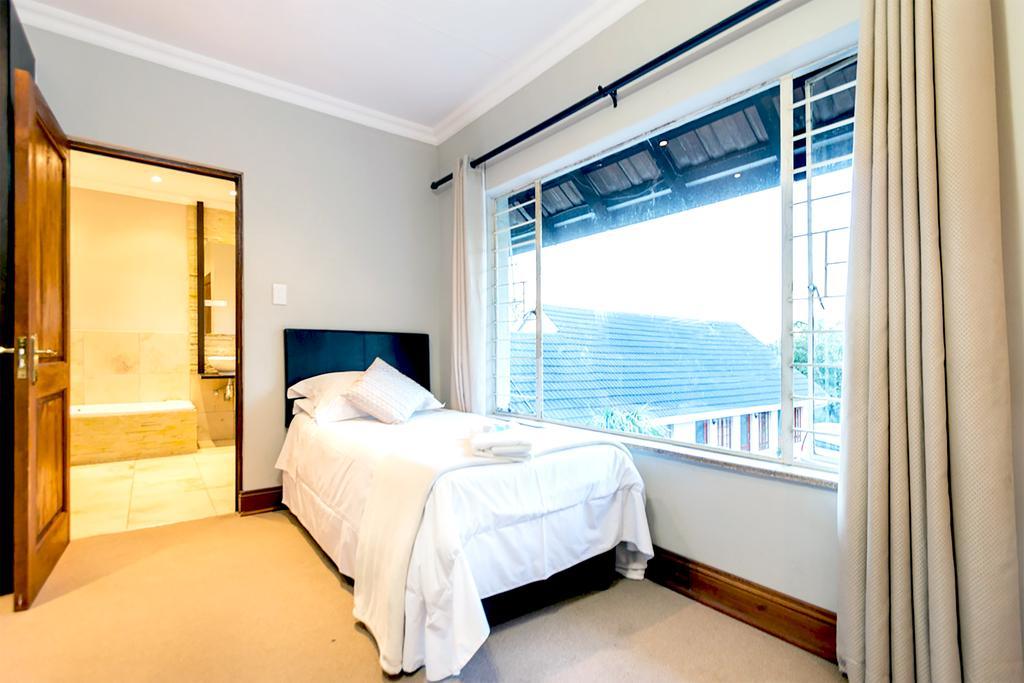 Or Tambo Guest House Kempton Park Bagian luar foto