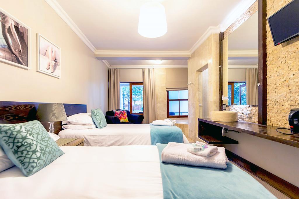 Or Tambo Guest House Kempton Park Bagian luar foto