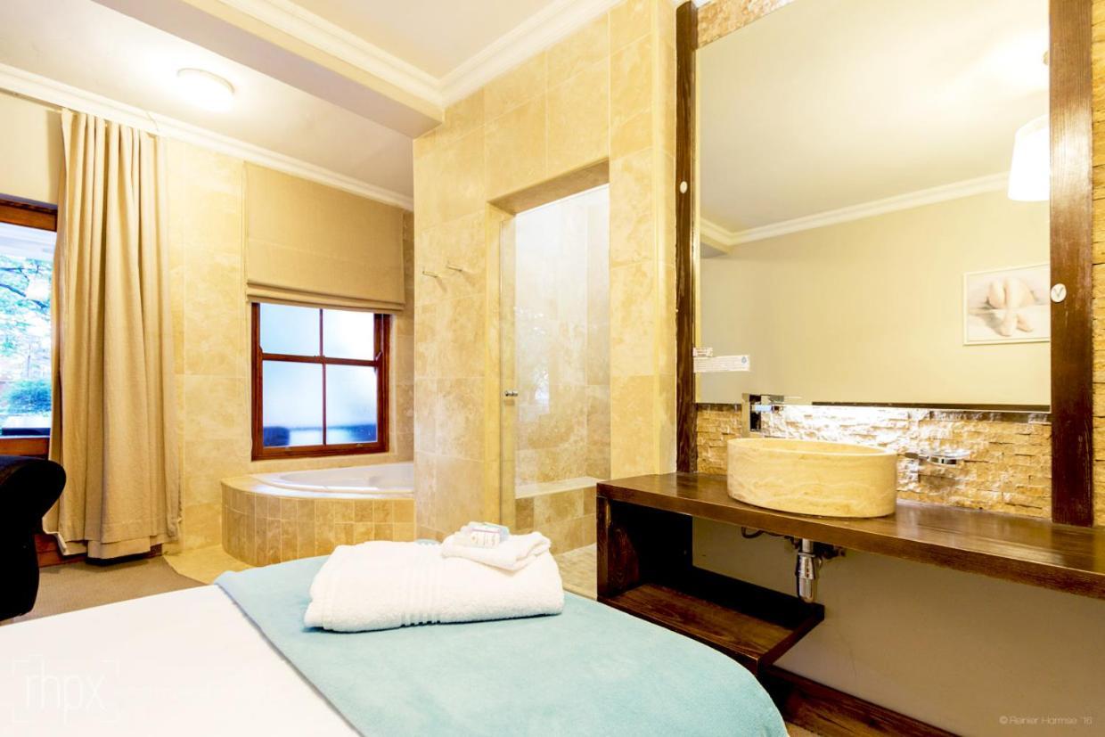 Or Tambo Guest House Kempton Park Bagian luar foto